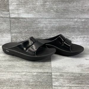 OOFOS OOahh Luxe Shiny Black Slide Recovery Sandals Mens 9 Womens 11  Preowned